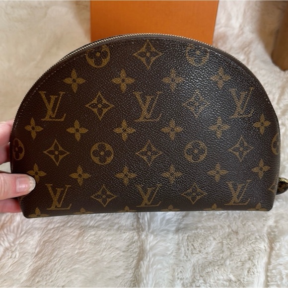 LV Monogram Daily Pouch - Picture 3 of 12